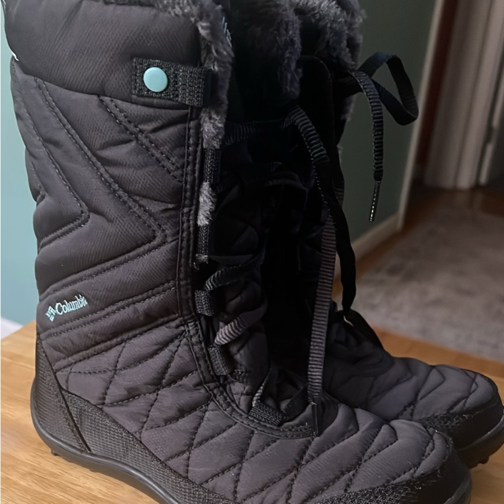 Columbia Women's Quilted Black Winter Boots